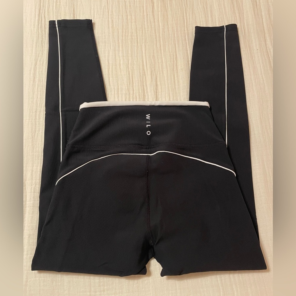 WILO Black Ribbed Leggings with White piping size small